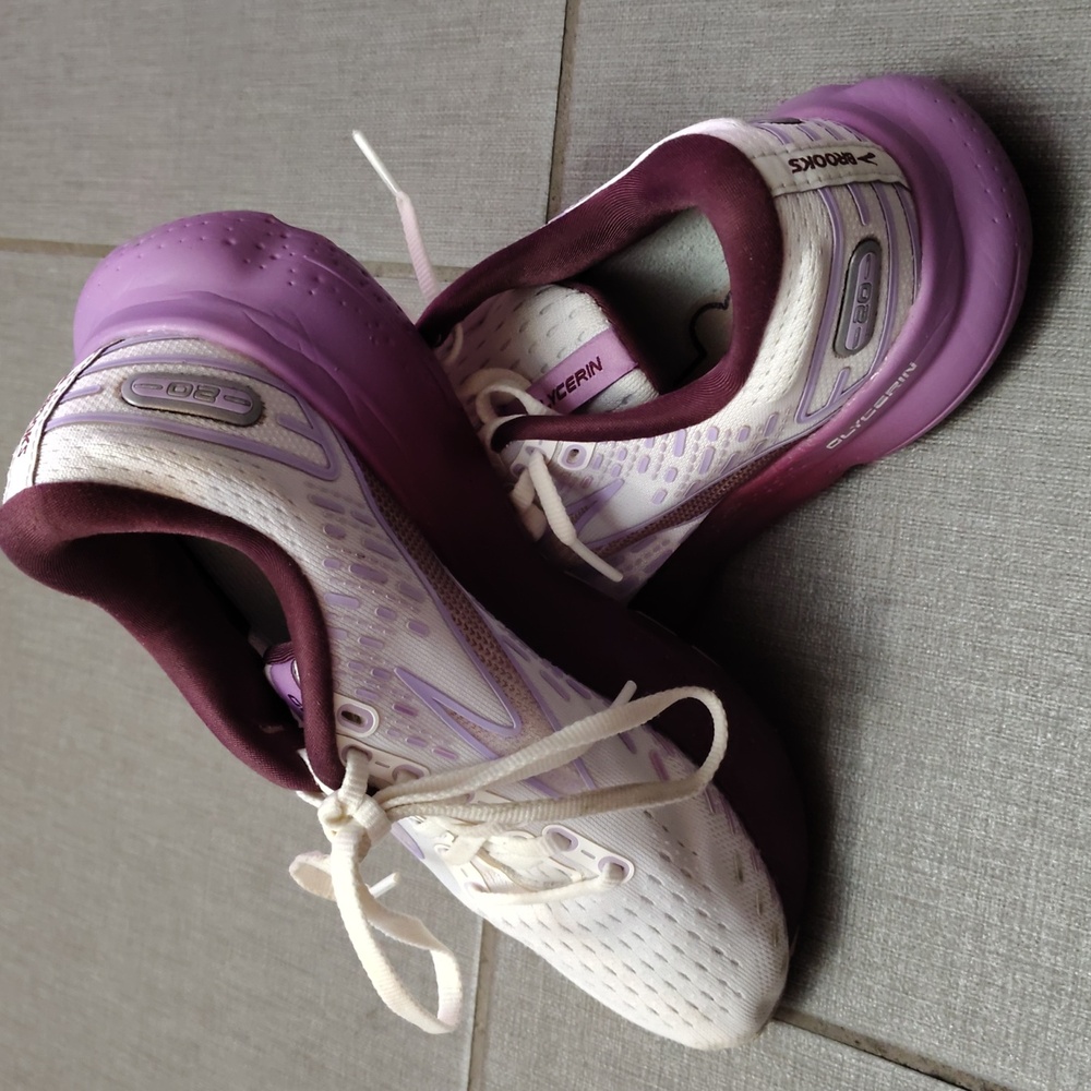Brooks Women's White and Purple Sneakers
